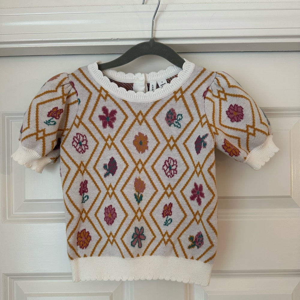 Short sleeve sweater